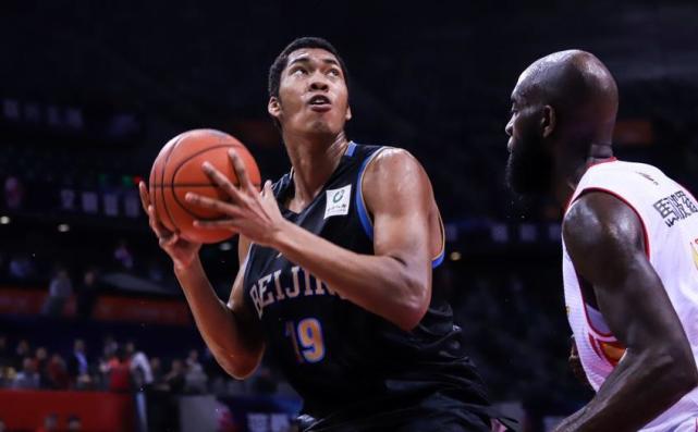 深圳队完胜辽宁队，库里带队取胜